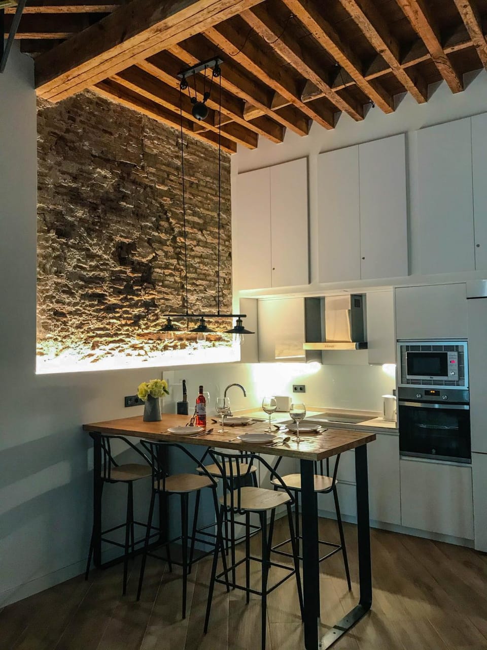 Kitchen or kitchenette, Dining area