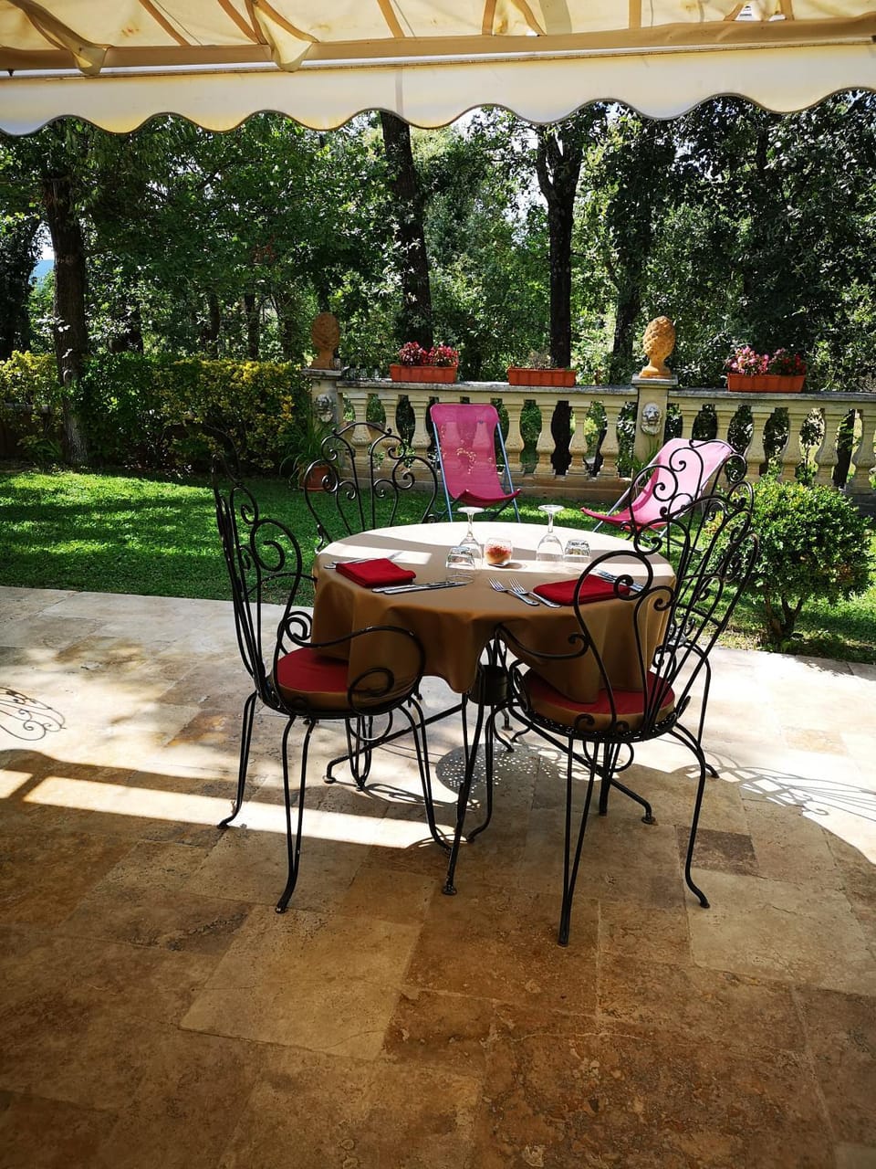 Restaurant/places to eat, Balcony/Terrace