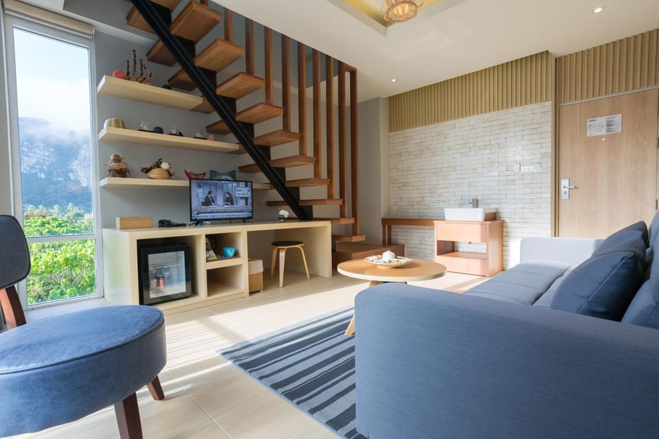 TV and multimedia, Coffee/tea facilities, View (from property/room), Living room, Seating area, Dining area, Mountain view