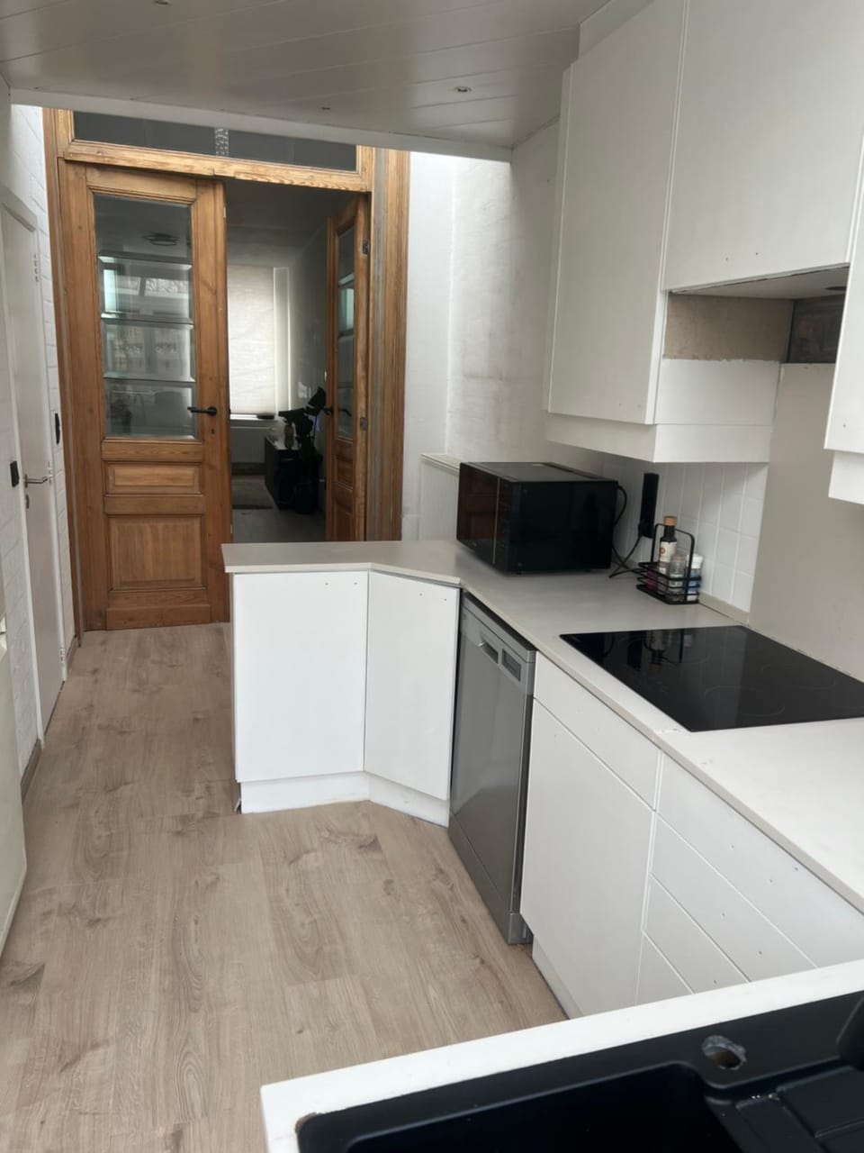 Kitchen or kitchenette, dishwasher, microwave, oven