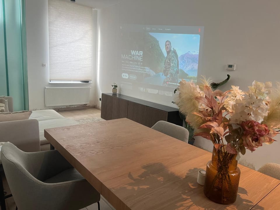 TV and multimedia, Living room, Seating area, Dining area