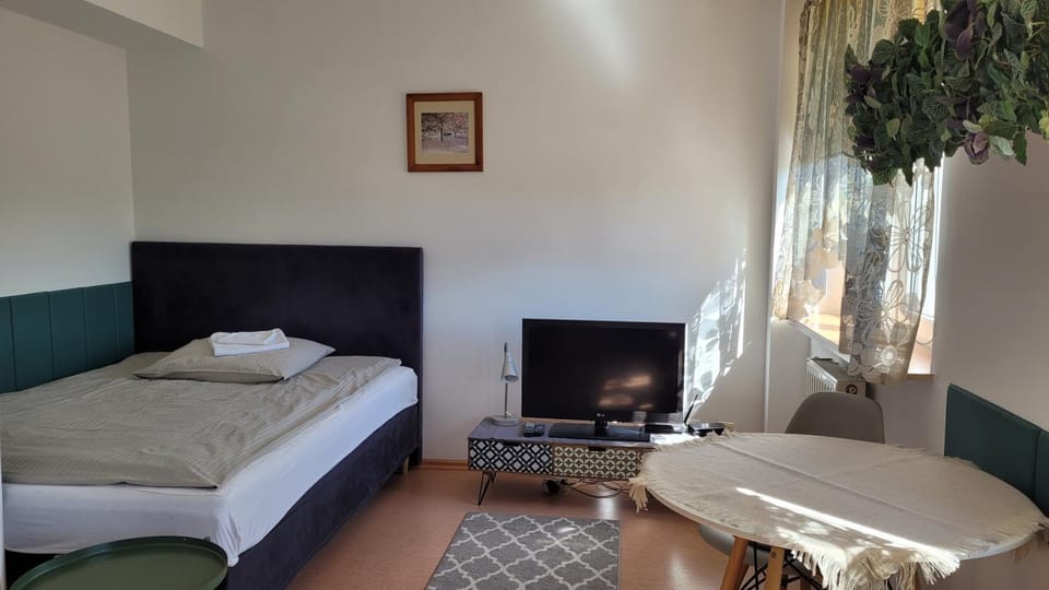 Photo of the whole room, Seating area, towels