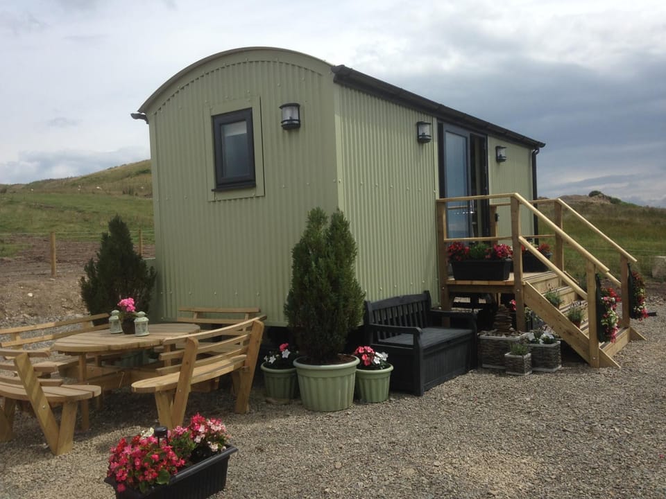 Facade/entrance, BBQ facilities, Garden, Balcony/Terrace, Mountain view