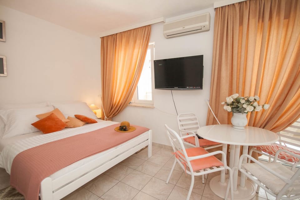 Kitchen or kitchenette, Seating area, Bedroom