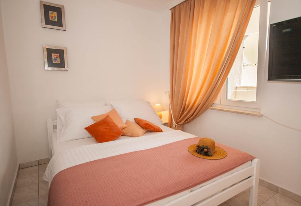 Kitchen or kitchenette, Seating area, Bedroom