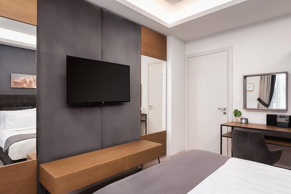 Bed, TV and multimedia, Photo of the whole room, Bedroom