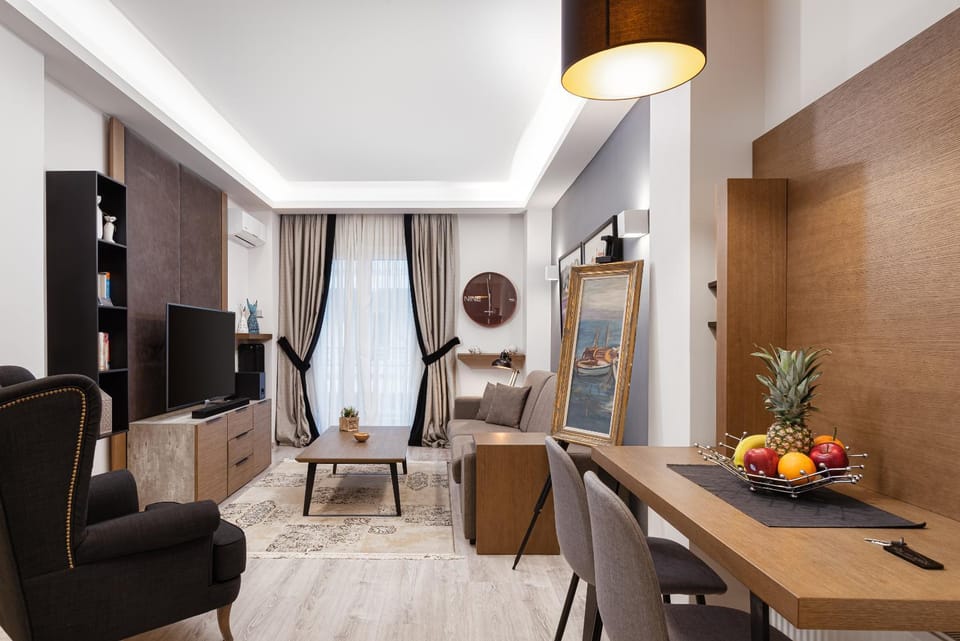 Communal lounge/ TV room, TV and multimedia, Living room, Seating area, Dining area, Evening entertainment, hair dresser