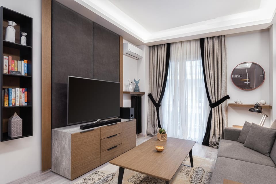 Communal lounge/ TV room, Library, TV and multimedia, Living room, Seating area, Evening entertainment, hair dresser