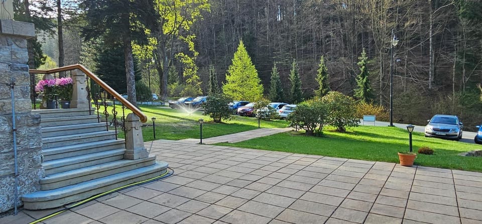 Property building, Spring, Neighbourhood, Natural landscape, Garden, Parking