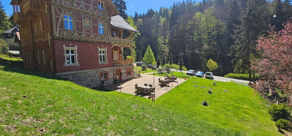 Property building, Spring, Day, Natural landscape, Garden, Garden view