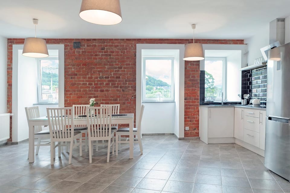 Kitchen or kitchenette, Dining area