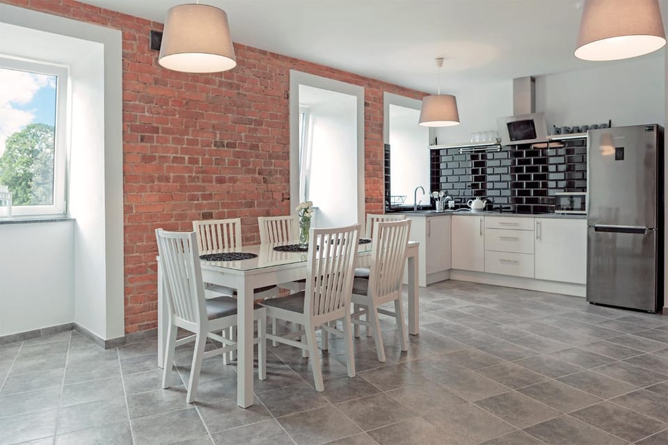 Kitchen or kitchenette, Dining area