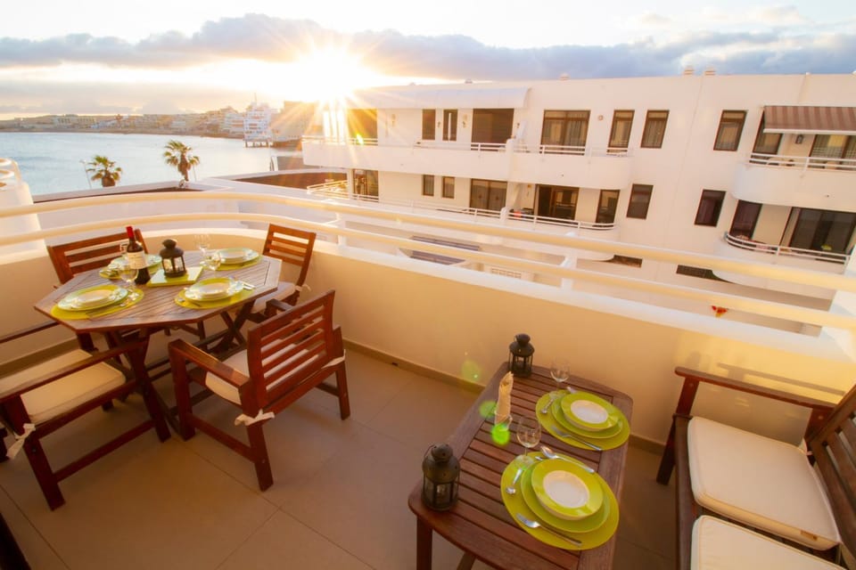 Balcony/Terrace, Seating area, Dining area, On site, City view, Landmark view, Mountain view, Pool view, Sea view