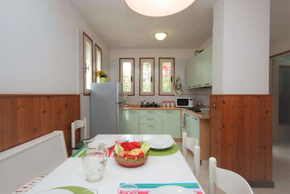 Kitchen or kitchenette, Dining area, minibar, stove