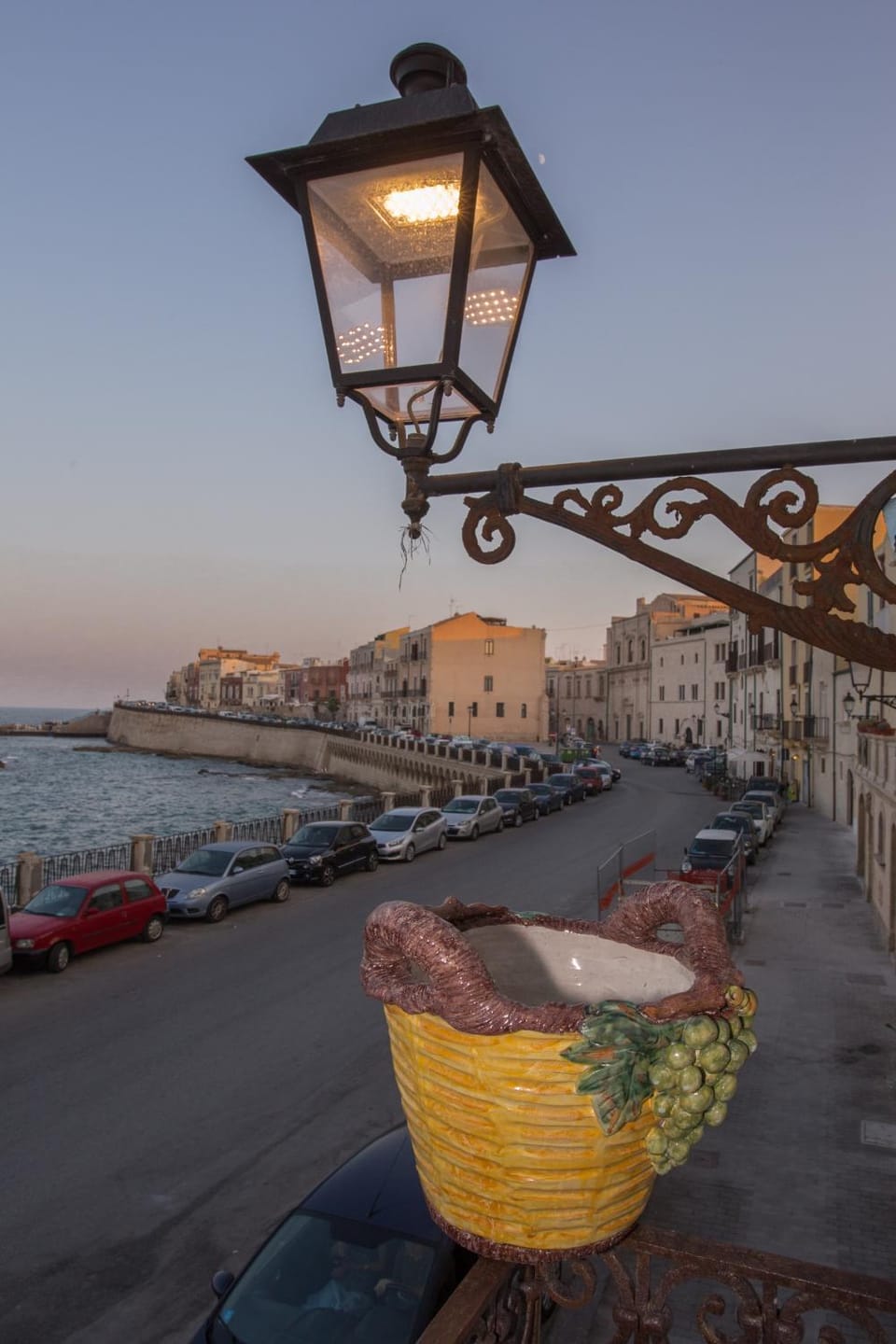 Property building, Decorative detail, Sea view, Street view