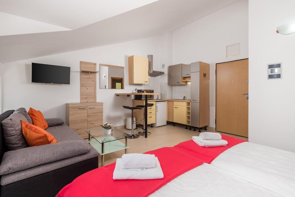 Kitchen or kitchenette, Seating area, Bedroom