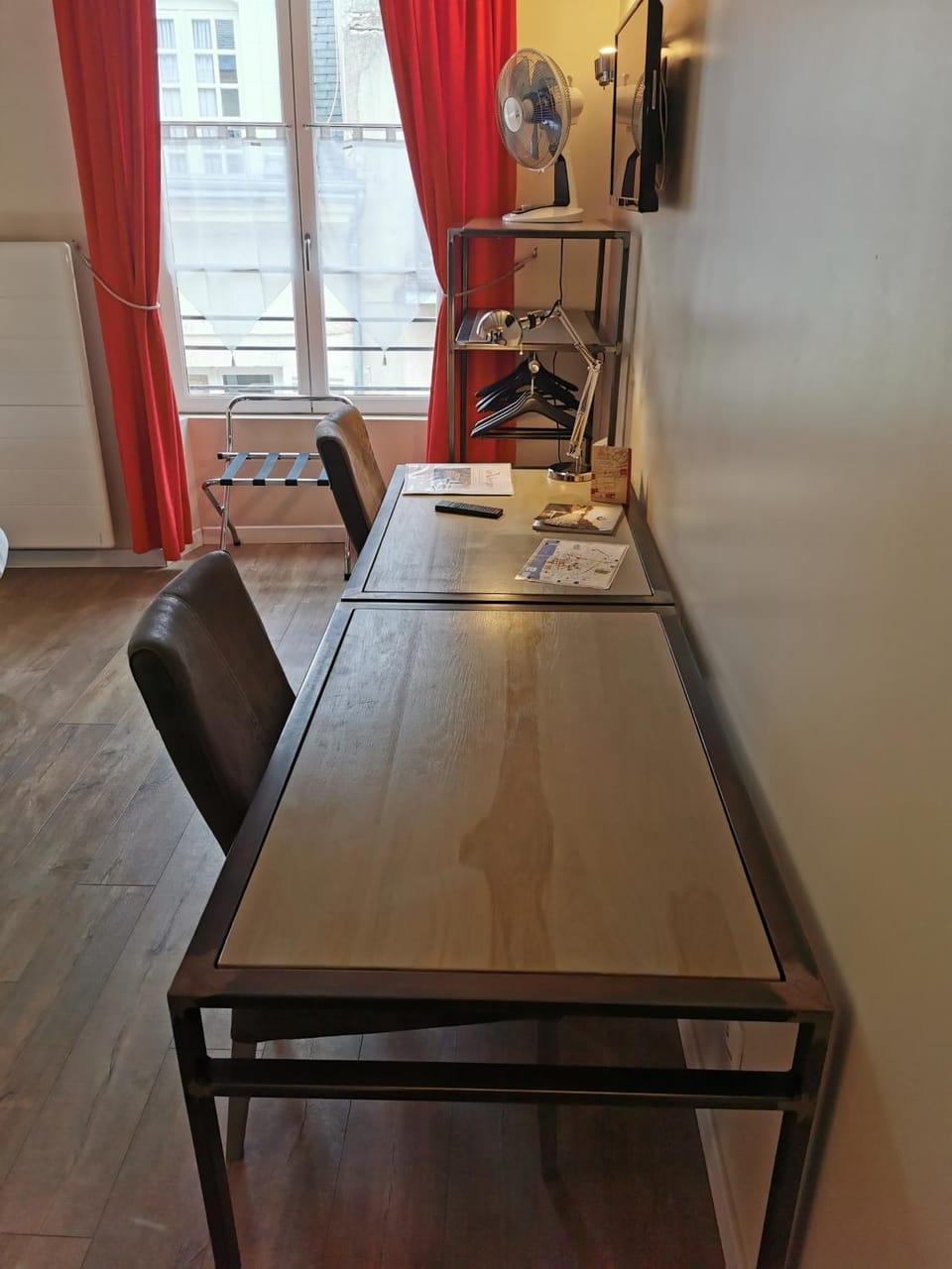 Seating area, Dining area