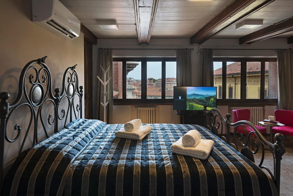 TV and multimedia, Bedroom, Landmark view