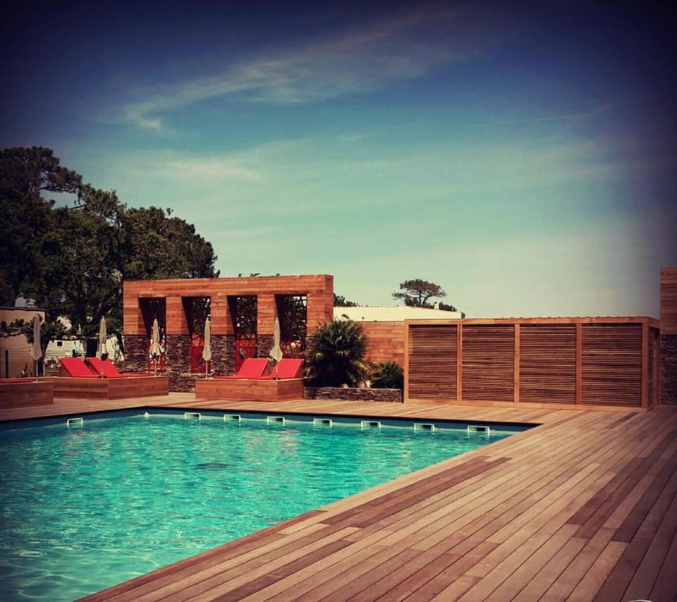 Day, Swimming pool