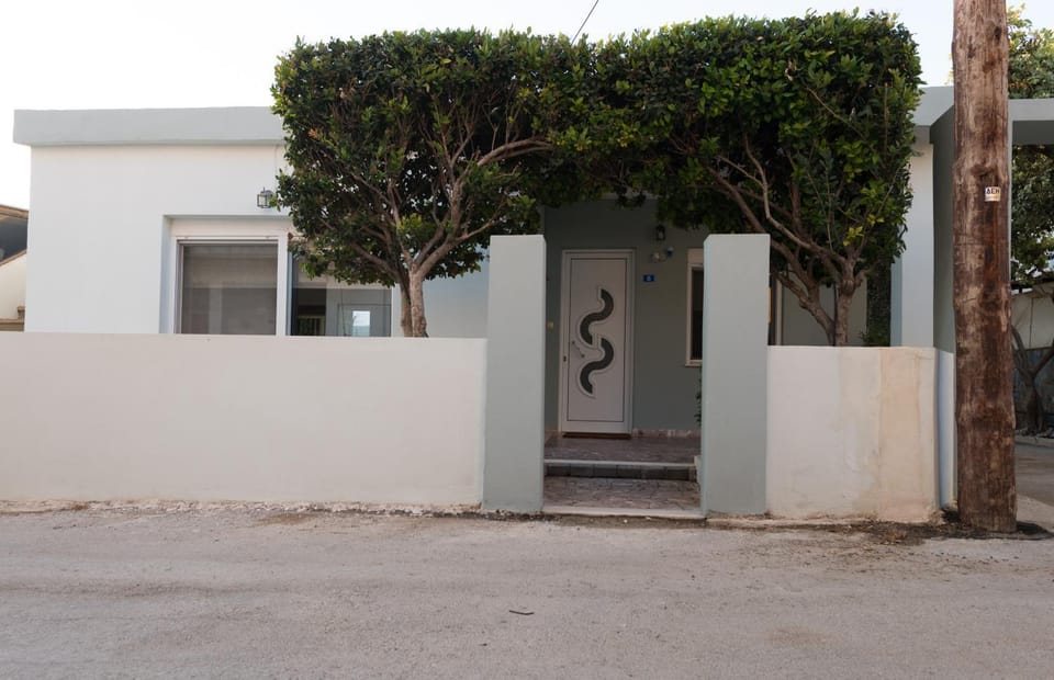 Property building, Facade/entrance, Day
