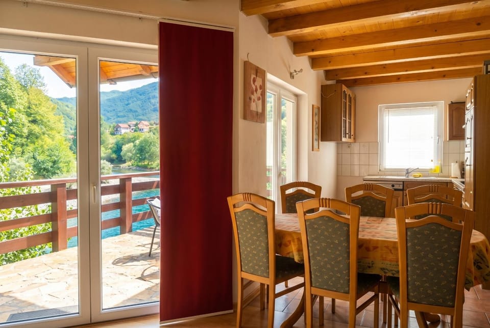 Balcony/Terrace, Dining area, River view