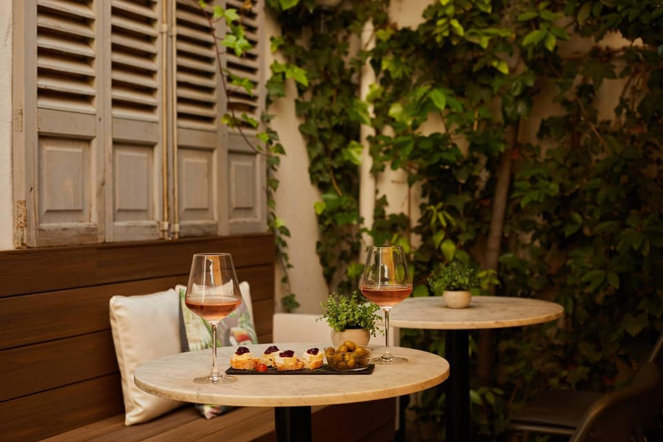 Restaurant/places to eat, Garden, Balcony/Terrace, Food and drinks, Dining area, Drinks