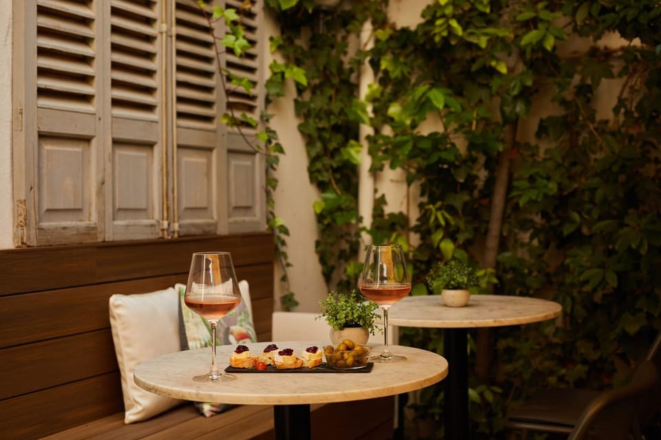 Restaurant/places to eat, Garden, Balcony/Terrace, Food and drinks, Dining area, Drinks