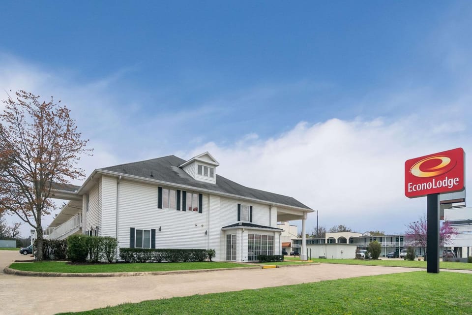 Property building, Day, Property logo or sign, Street view, Parking, internet, pet friendly, vending machine