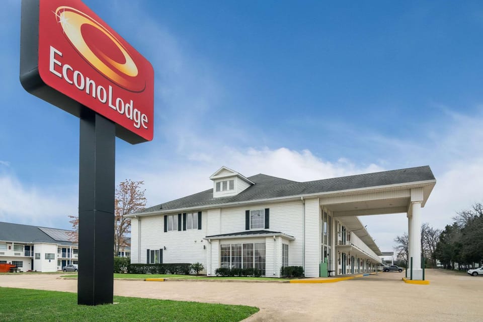 Property building, Day, Property logo or sign, Logo/Certificate/Sign, Street view