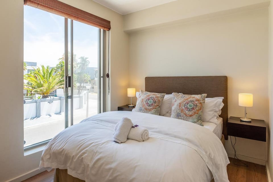 Bed, Bedroom, Street view