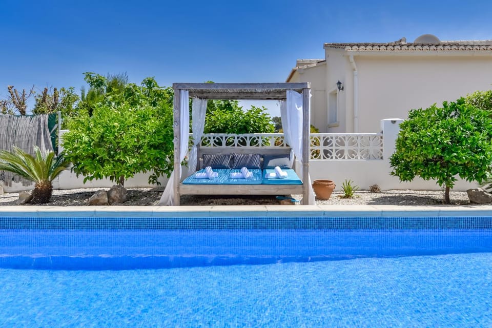 Swimming pool, sunbed