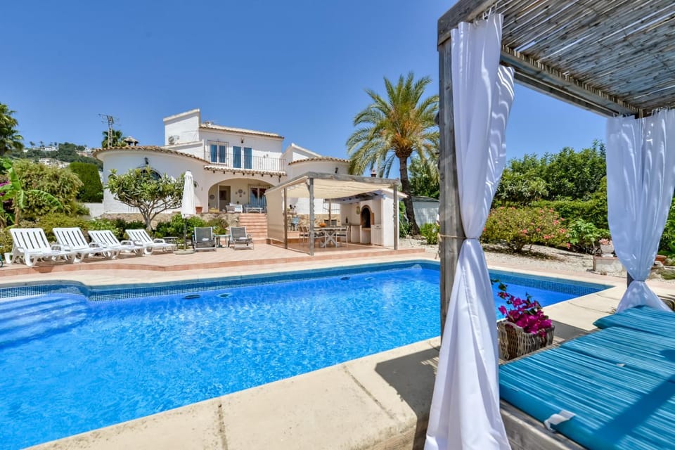 Property building, BBQ facilities, Swimming pool, sunbed