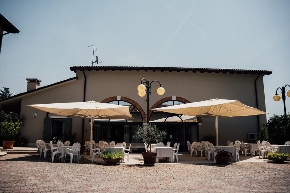 Restaurant/places to eat, Balcony/Terrace