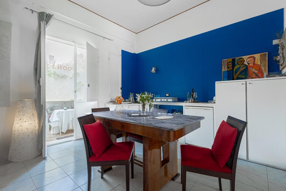 ArtRoom Garden Apartment in Noto