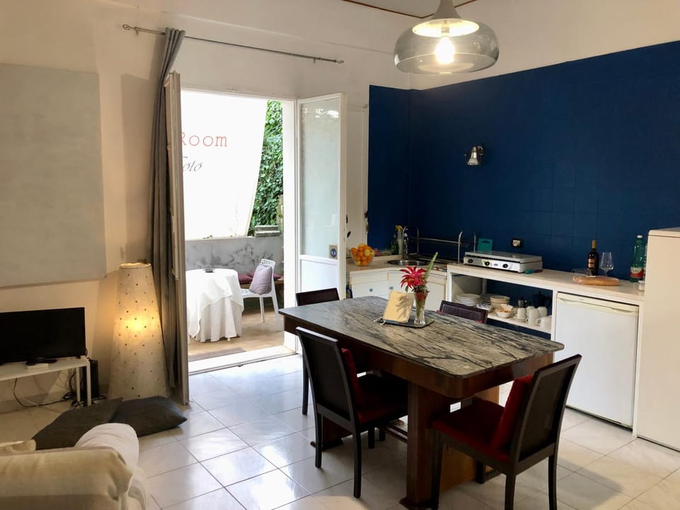 ArtRoom Garden Apartment in Noto