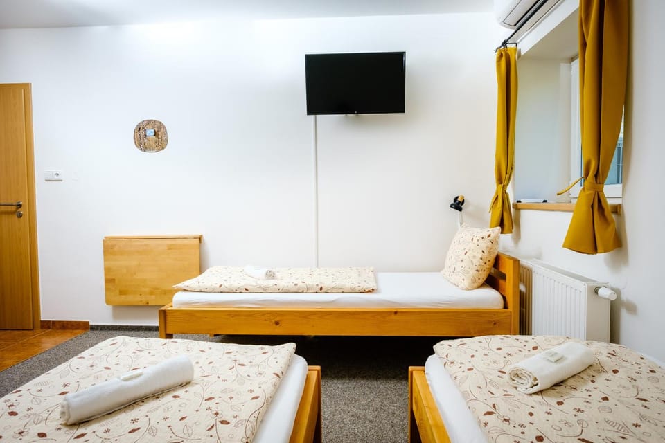 Bed, TV and multimedia, Photo of the whole room, towels