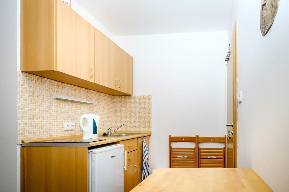 Kitchen or kitchenette, Dining area, stove