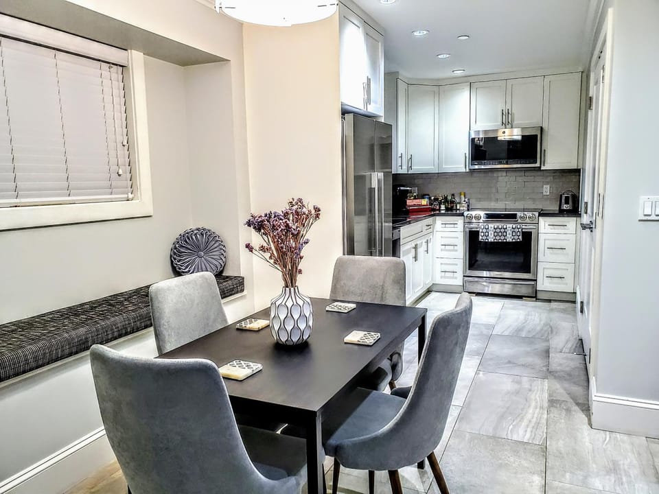 Kitchen or kitchenette, Seating area, Dining area, dishwasher, minibar, pet friendly, stove, toaster