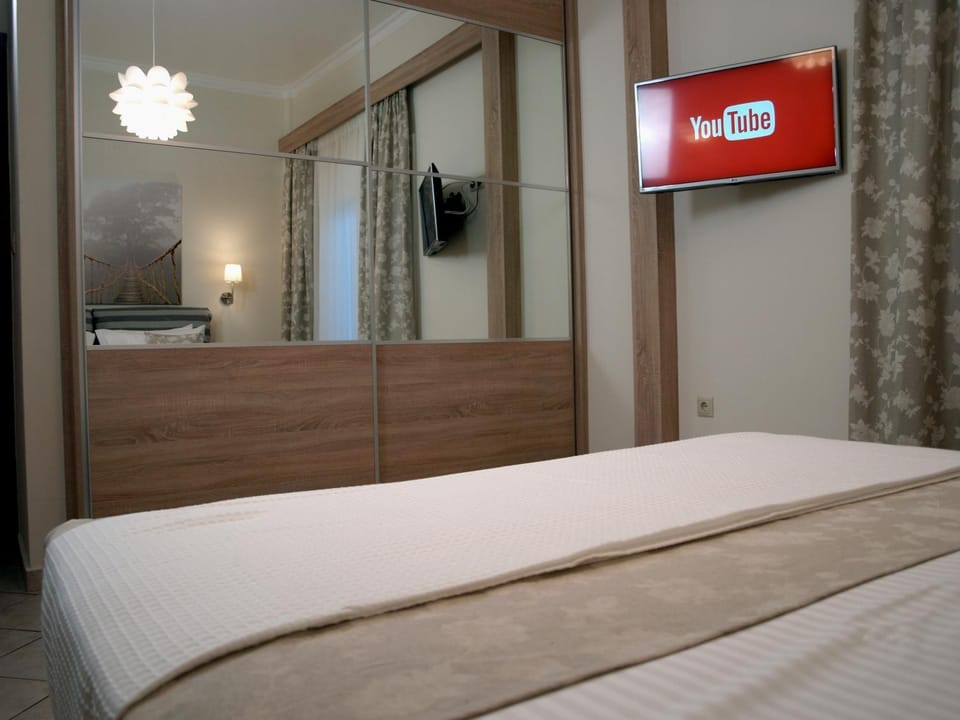 Bed, TV and multimedia, Bedroom