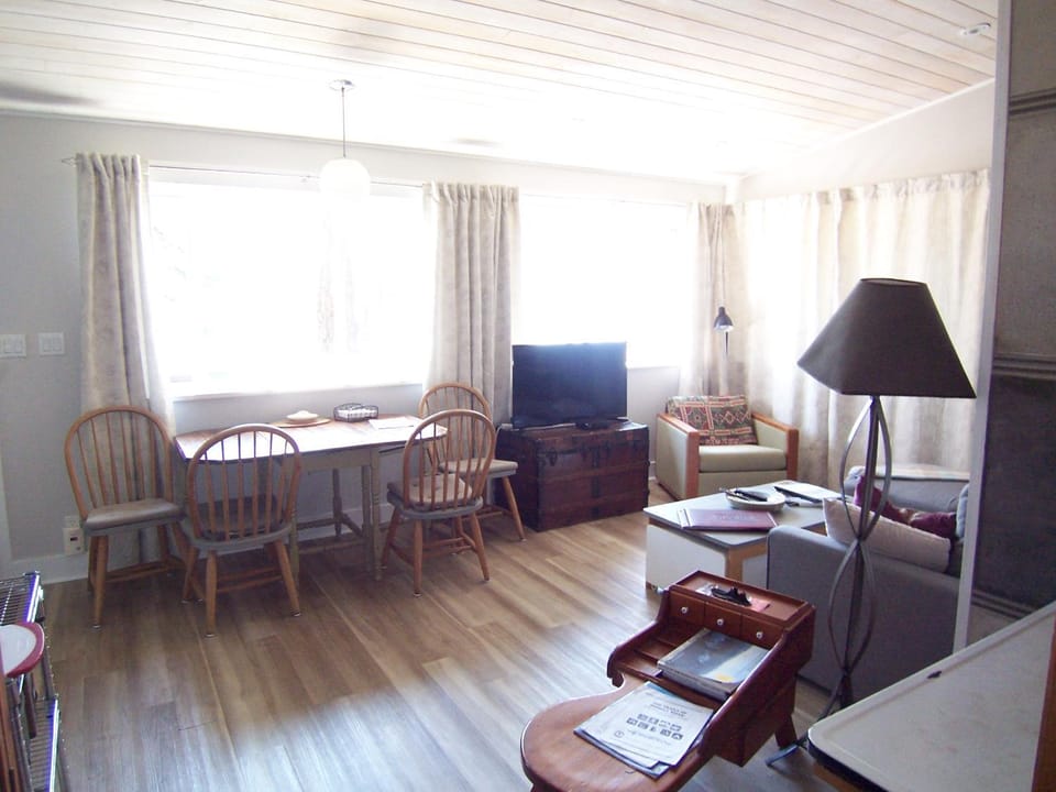 TV and multimedia, Living room, Breakfast