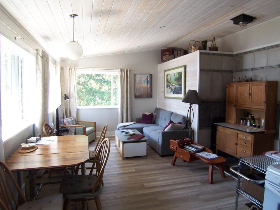 Living room, Dining area, pet friendly