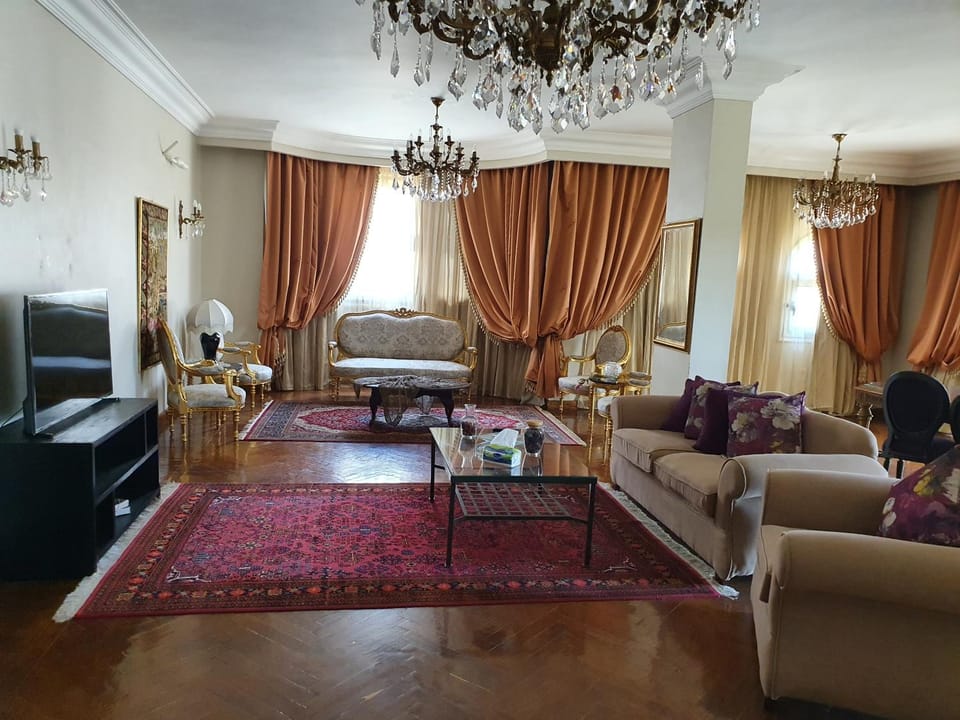 Living room, Text overlay