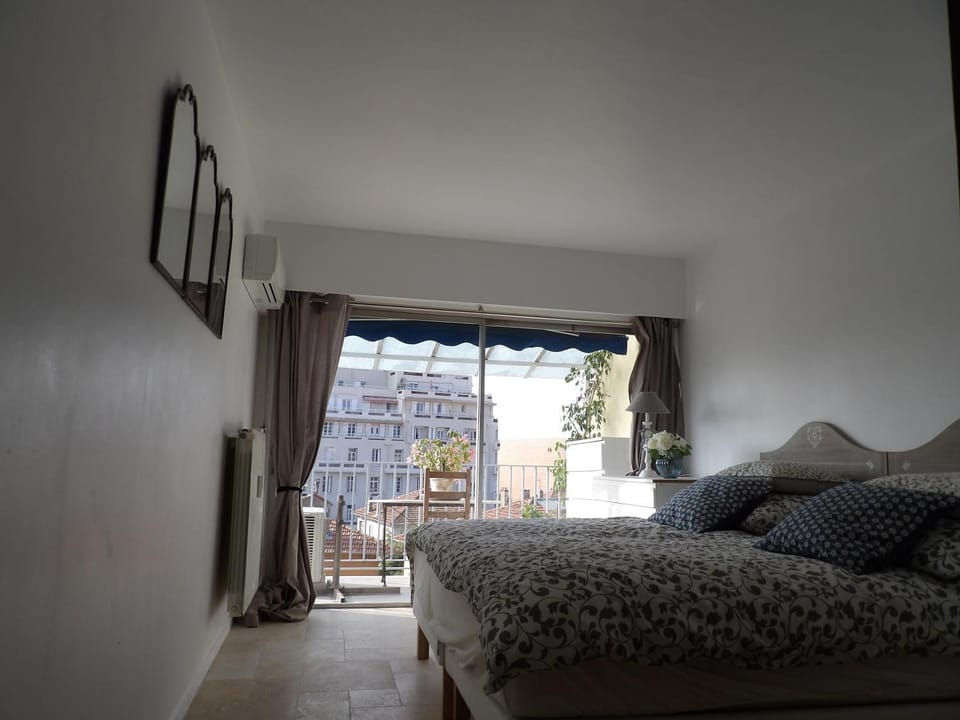 Bedroom, City view