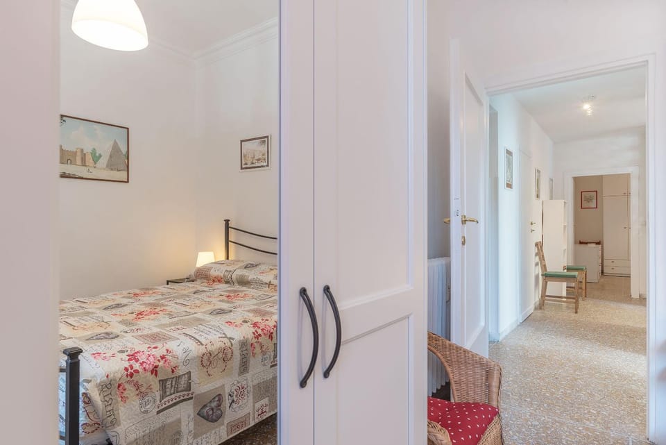 Red & White Vatican Apartment Apartment in Rome