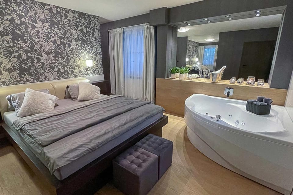 Bed, Hot Tub