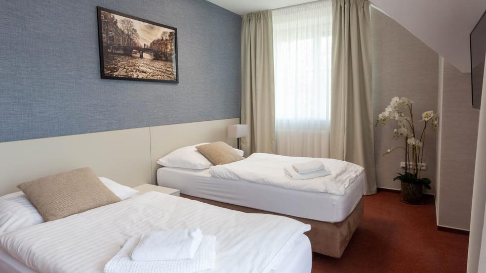 Bed, towels