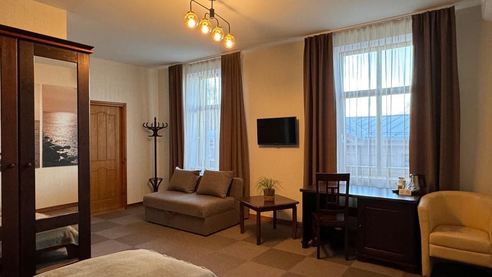 Bed, TV and multimedia, Living room, Photo of the whole room, Seating area, Bedroom