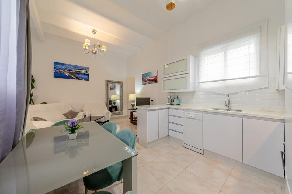 Kitchen or kitchenette, Dining area, dishwasher