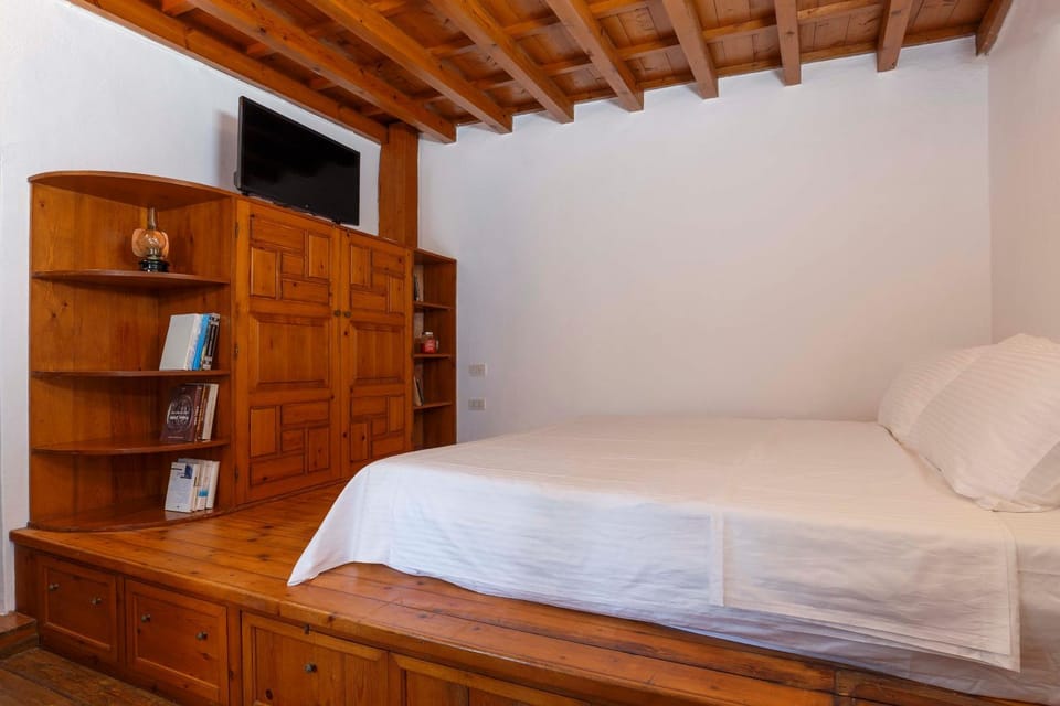 Bed, TV and multimedia, Photo of the whole room, Bedroom