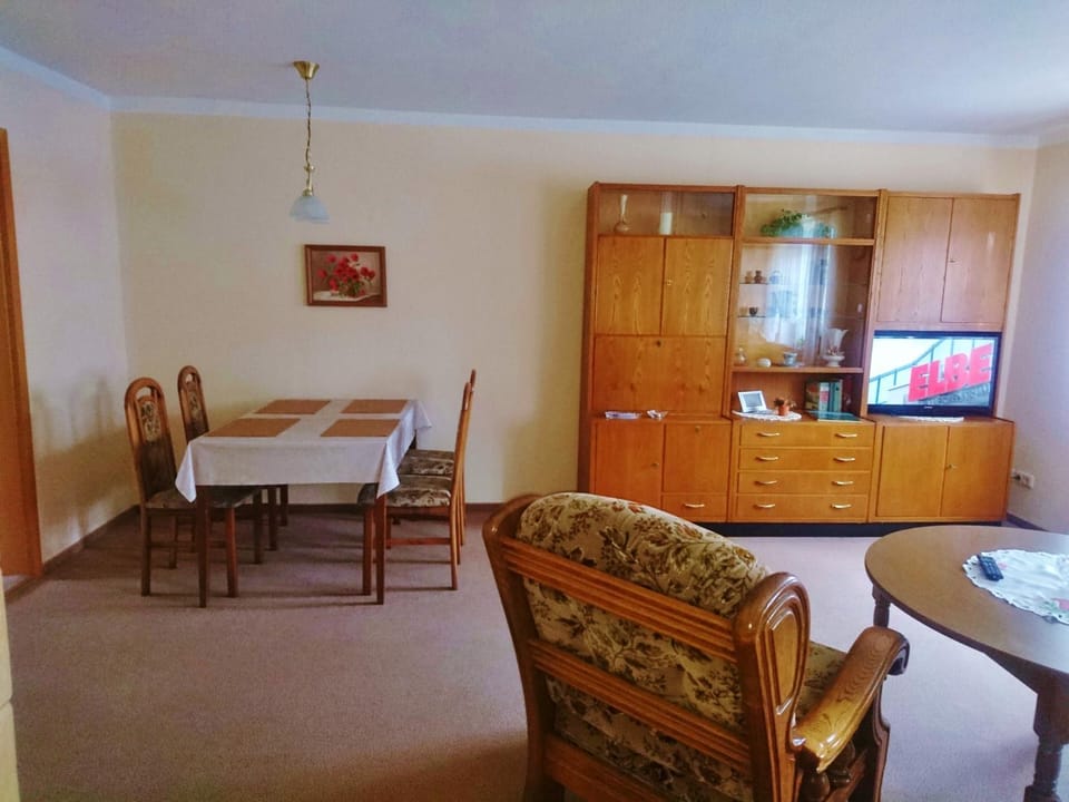 Living room, Seating area, Dining area